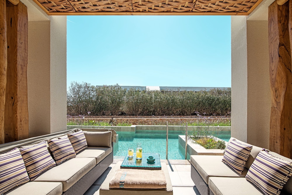 Family Two-Bedroom Suite Swim up sharing pool thumbnail 6