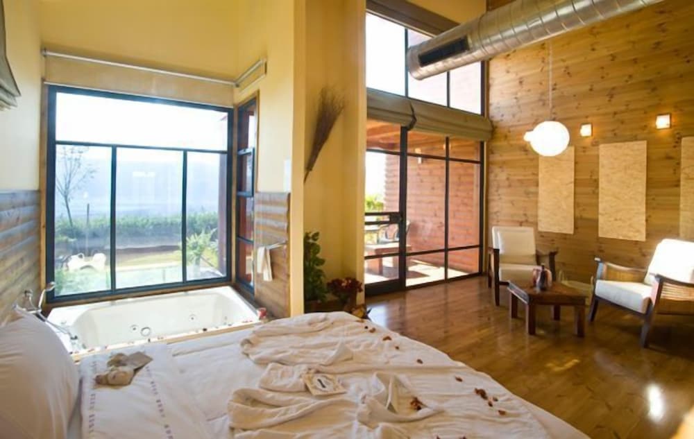 Luxury Suite, Jetted Tub, Valley View photo 3