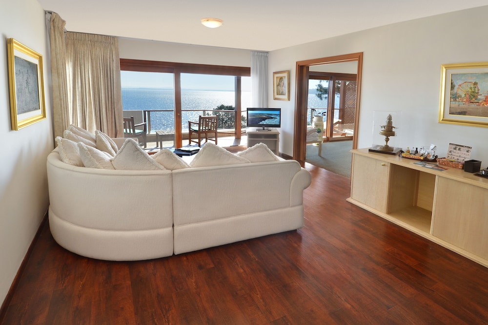 Suite, 1 King Bed - Photo 3