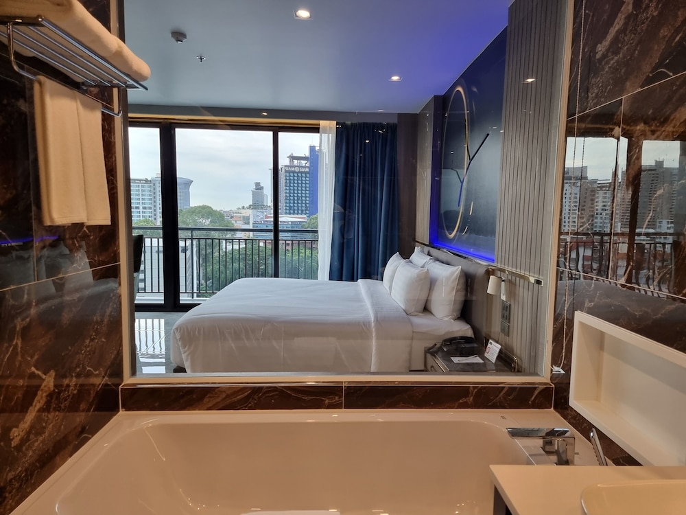 Premier Room (DEE Tower) - Photo 11