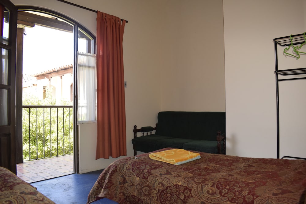 Standard Twin Room, 2 Twin Beds, Shared Bathroom photo 3