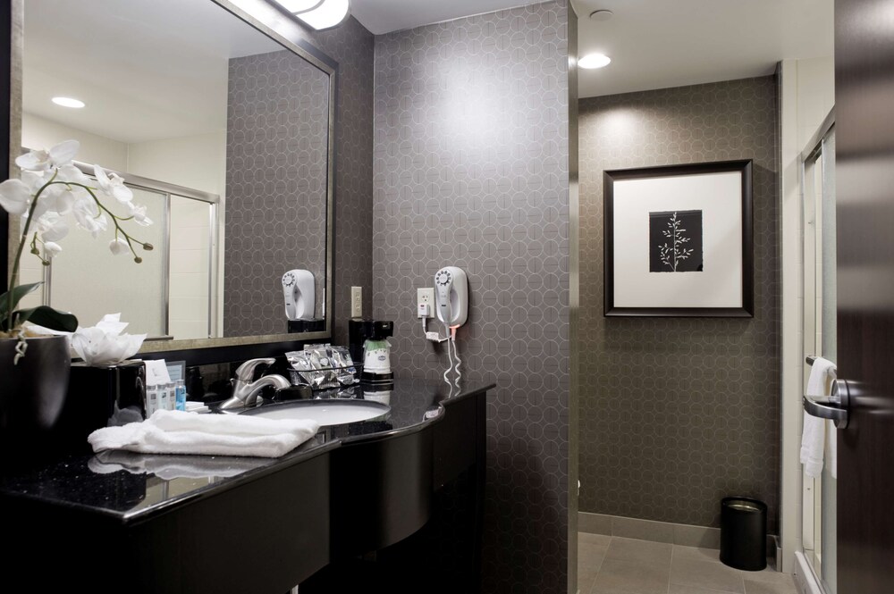Room, 2 Queen Beds, Accessible, Bathtub (Mobility/Hearing) - Photo 8