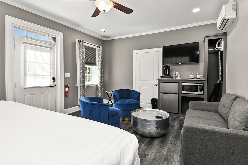 Deluxe King Room w/ Private Entrance photo 3
