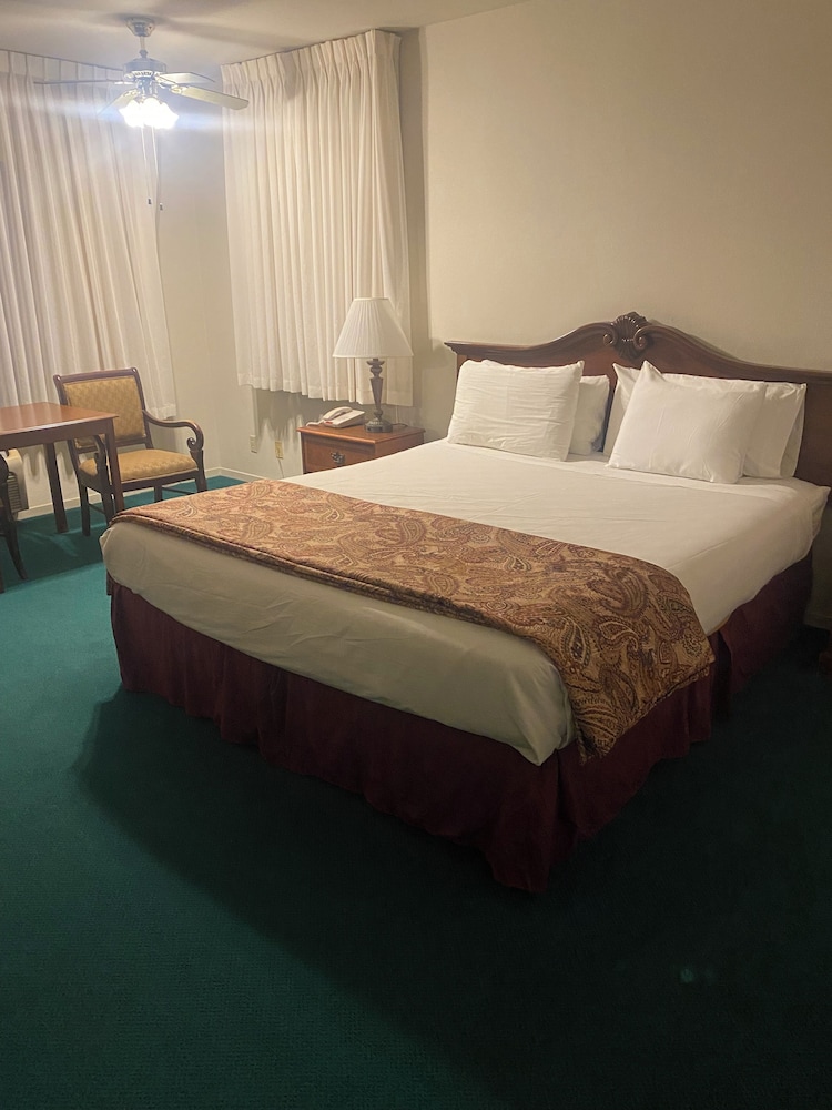 Deluxe Room, 1 King Bed - Photo 1