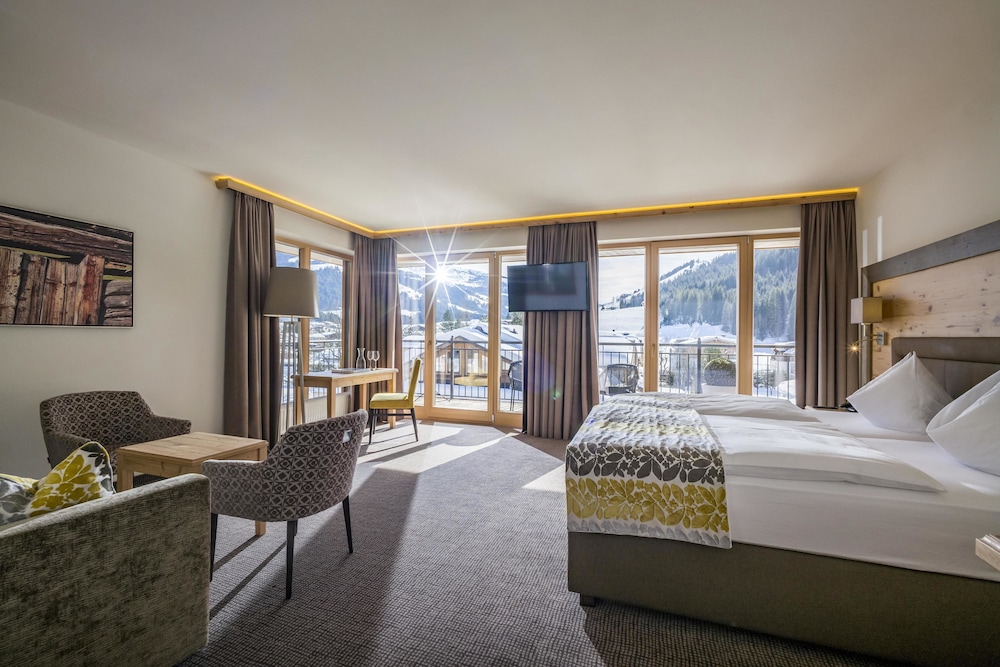 Panoramic Suite, 1 King Bed with Sofa bed, Bathtub, Mountain View