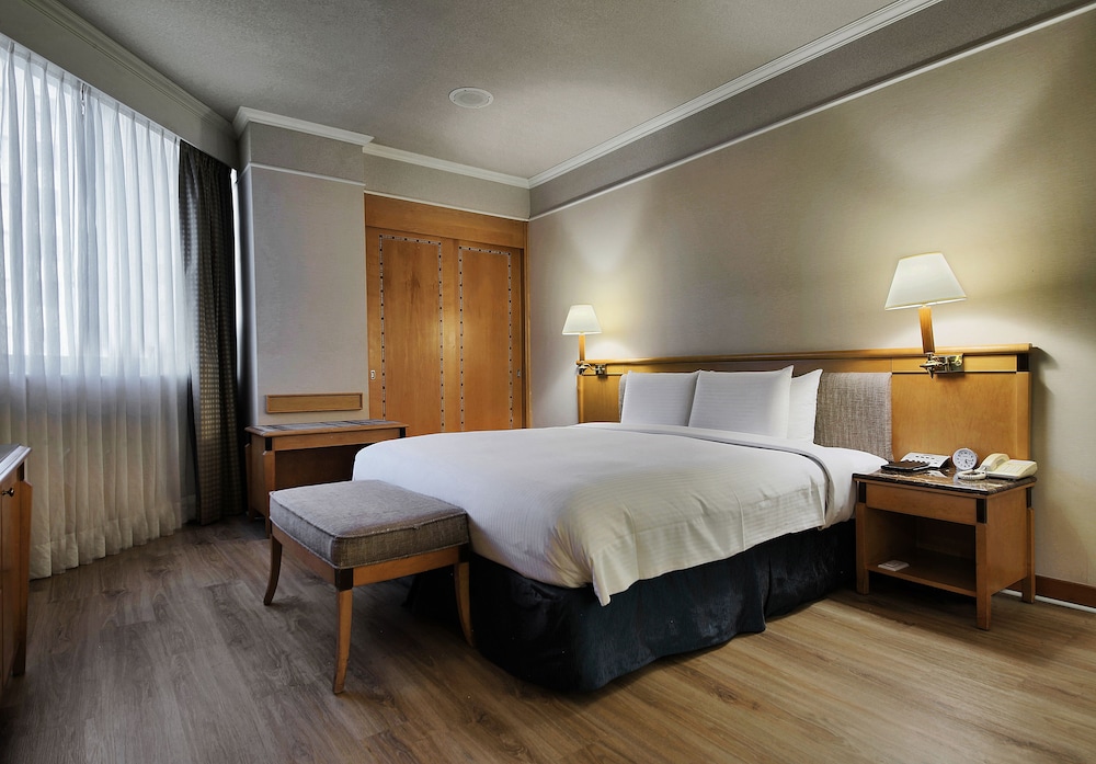 Executive Queen Room (Please read Special Check-in Instruction before booking) photo 2