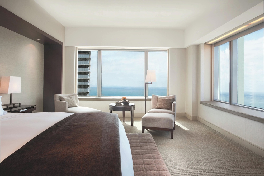 Room, 1 King Bed, Corner (Seascape)