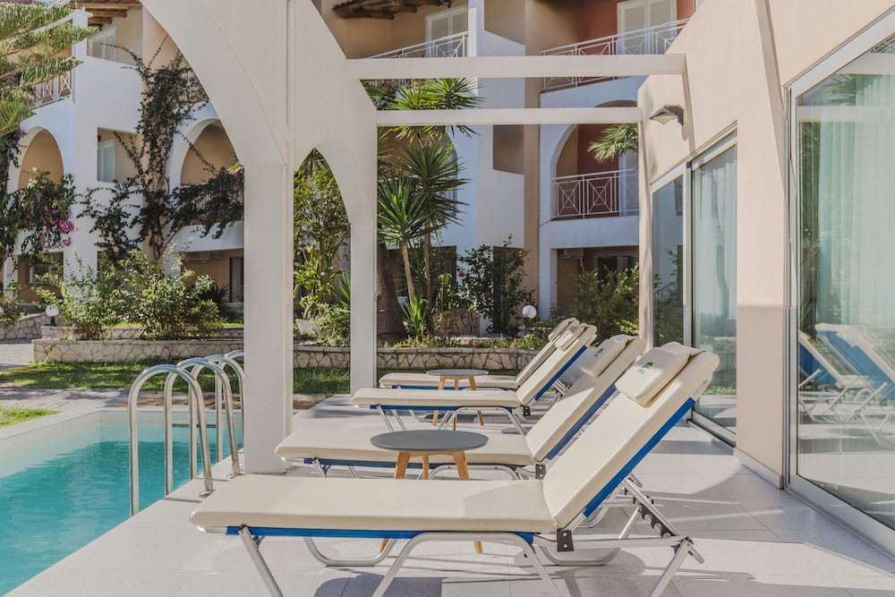 Superior Double Room, 2 Twin Beds, Pool Access photo 3