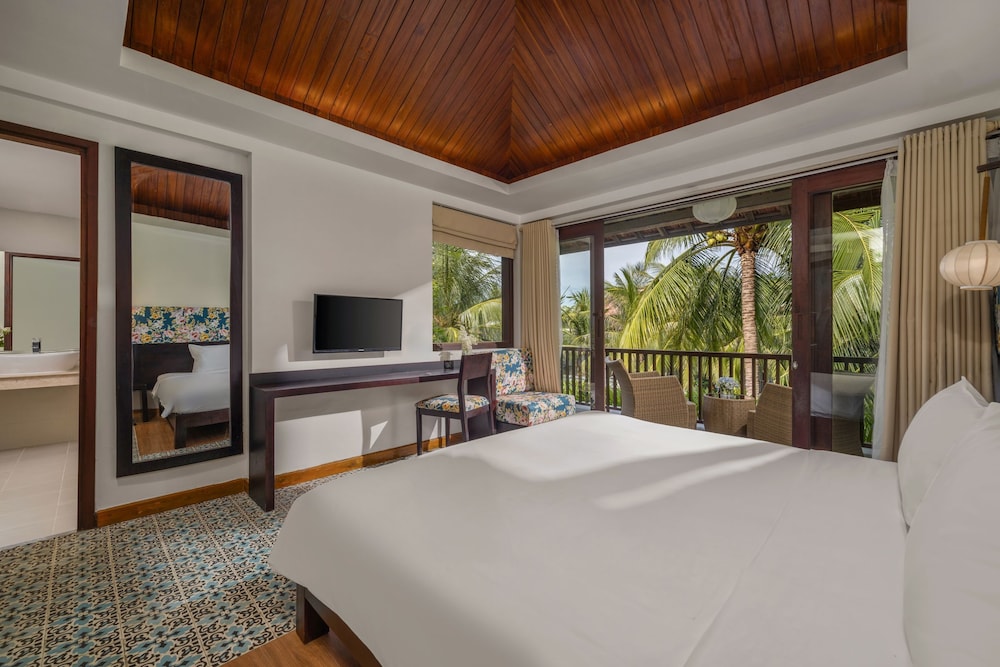 Premium Room, 1 King Bed photo 3