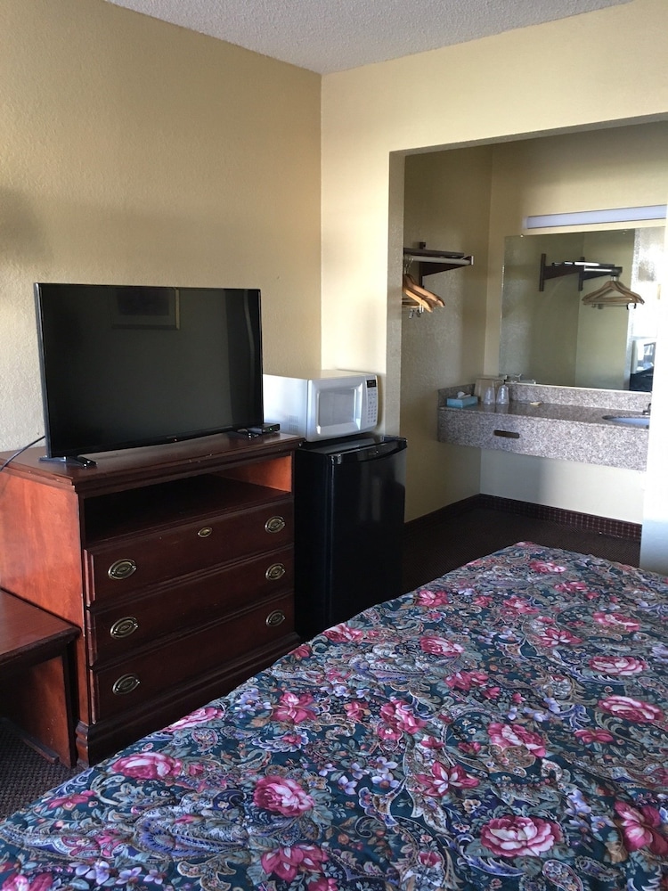 Standard Room, 1 King Bed, Smoking - Photo 6