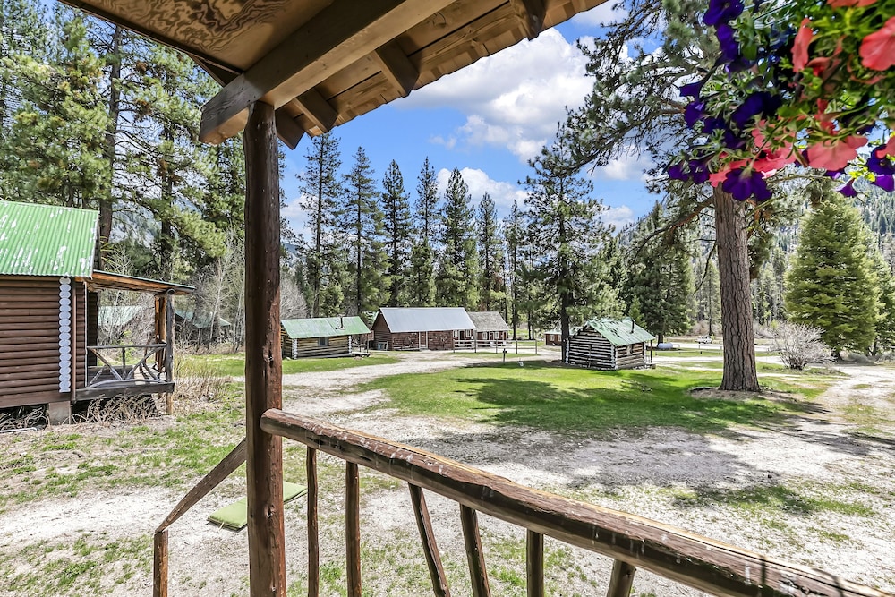 Comfort Cabin, 2 Queen Beds, Mountain View, Mountainside photo 2