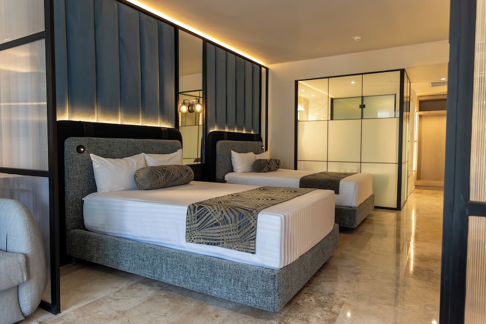 Platinum Suite Plunge Pool - Photo 4