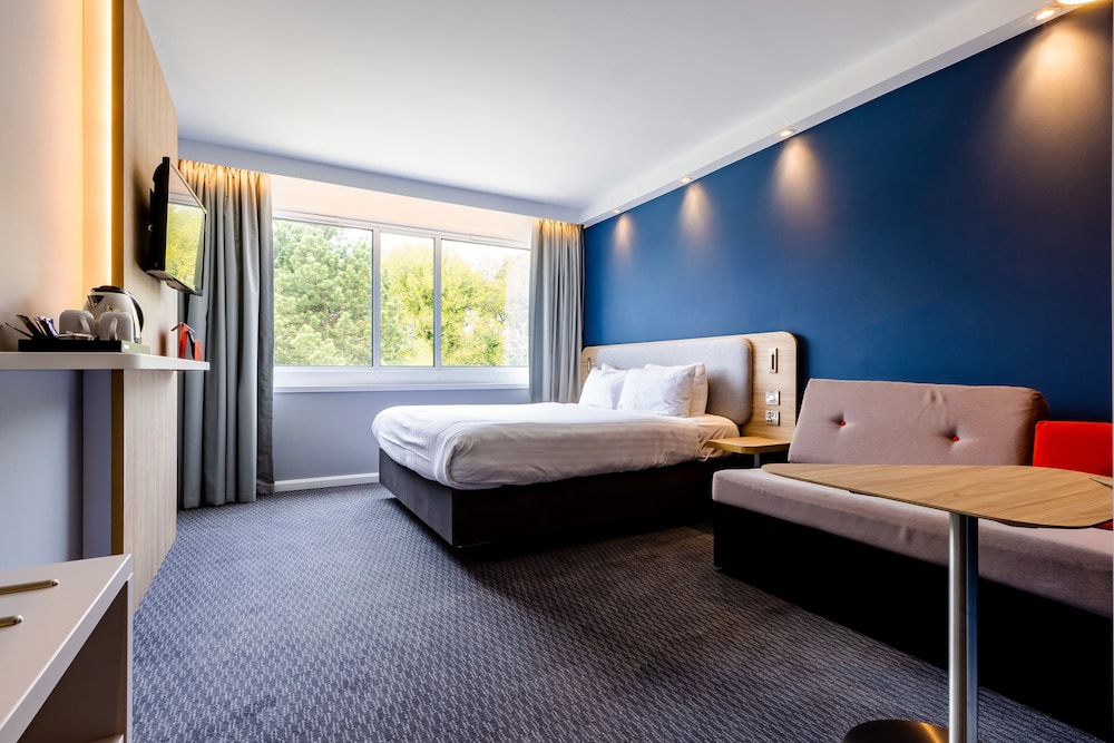 Standard Room, 1 Queen Bed, Accessible (with Free Hot Breakfast)