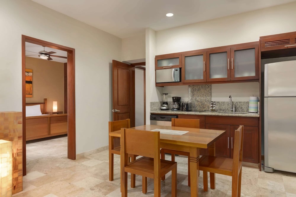 Suite, 3 Bedrooms - Photo 20