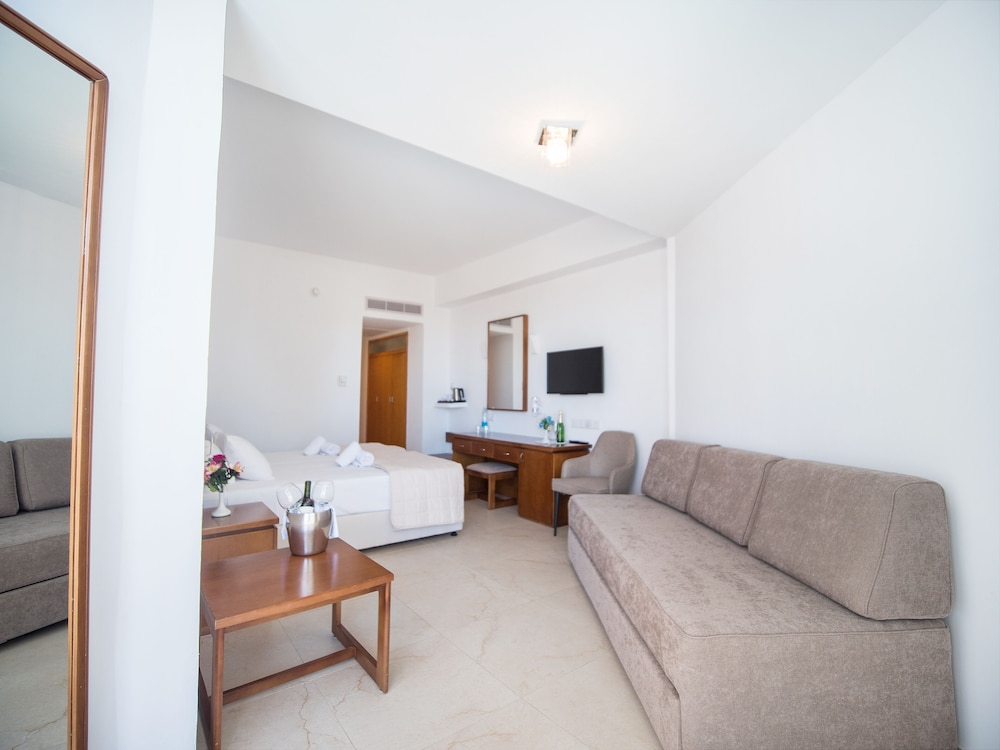 Standard Double or Twin Room, 1 Double or 2 Twin Beds, Balcony, Partial Sea View - Photo 9