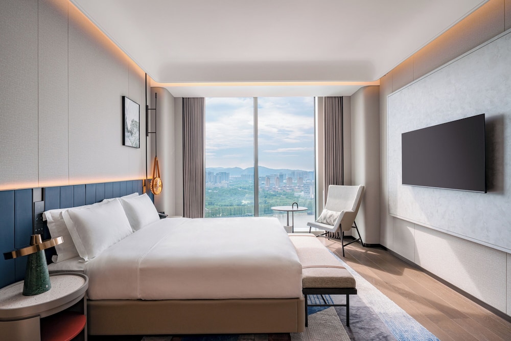 Executive Suite, 1 King Bed, Club Lounge Access, City View photo 1