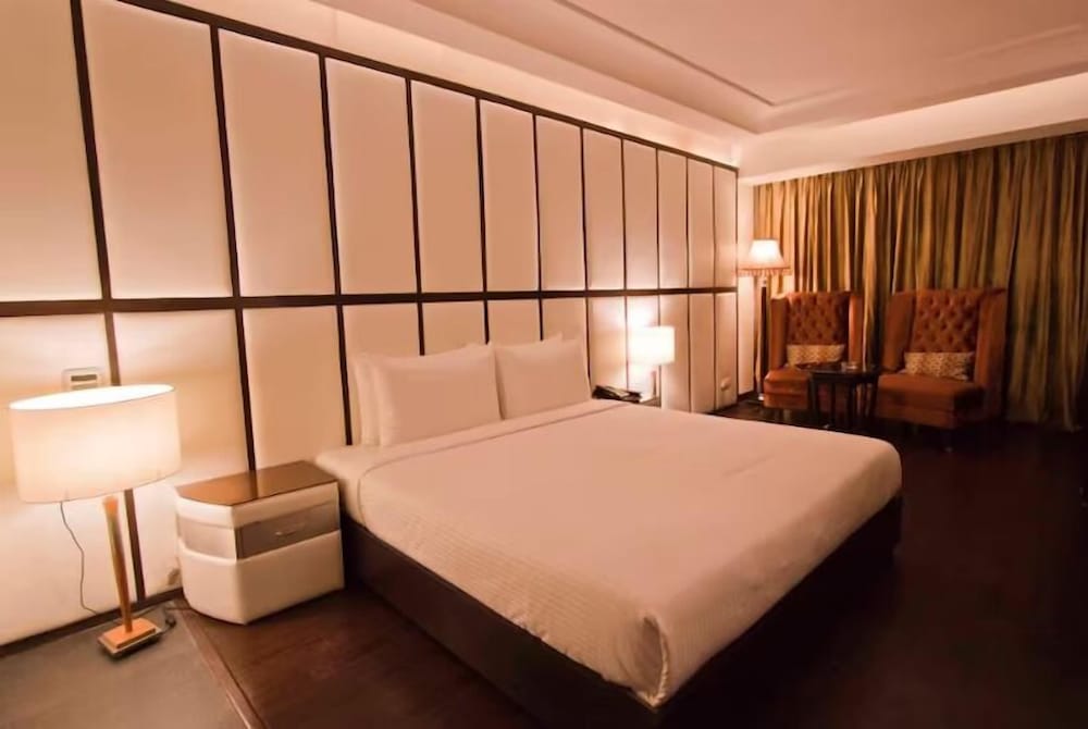 Executive Room - Photo 1
