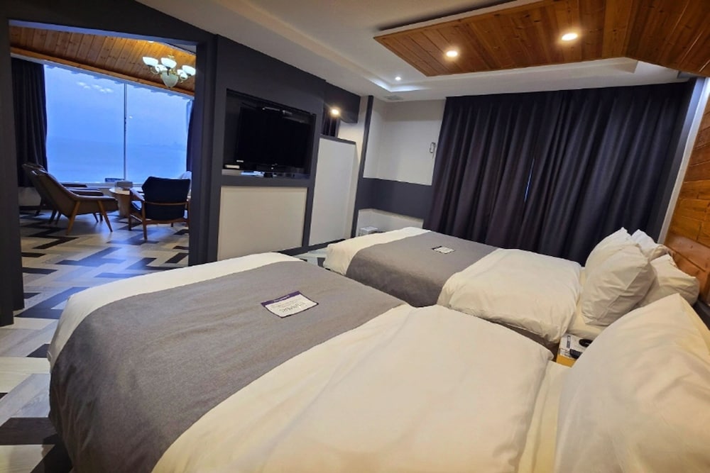 Suite, Ocean View, Late Check-out photo 3