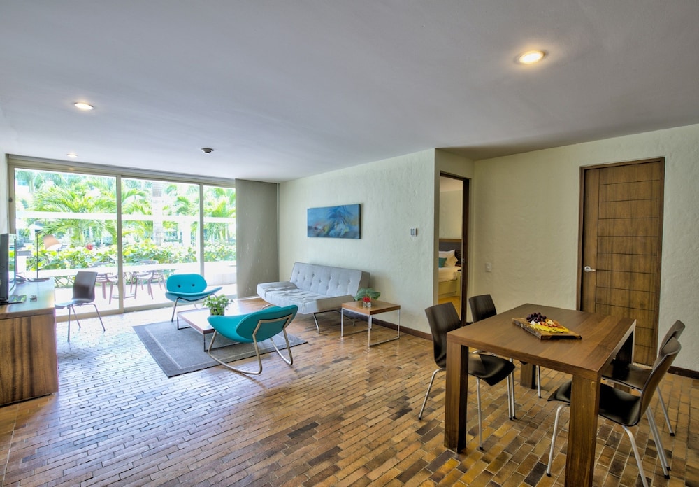 Suite, 1 King Bed, Garden View - Photo 4
