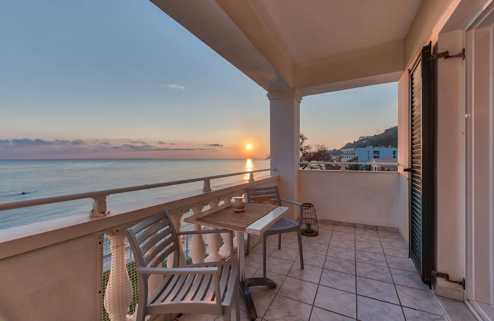 Standard Studio, Sea View