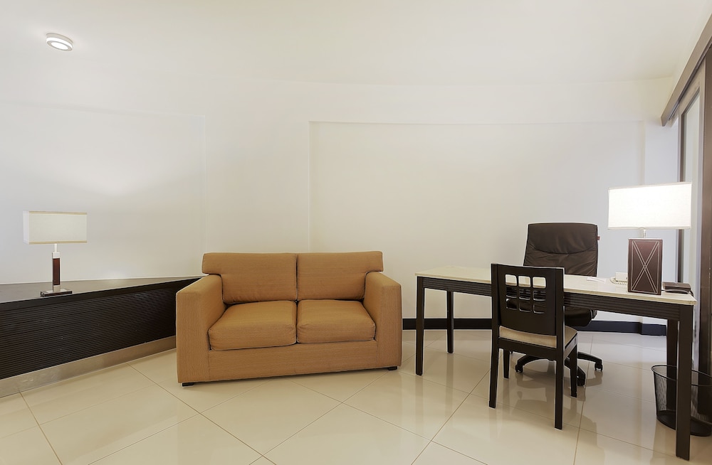Junior Suite, 1 King Bed (Crowne) - Photo 4