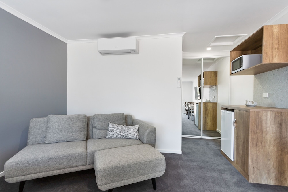 Premier Room, 1 King Bed, Accessible photo 3