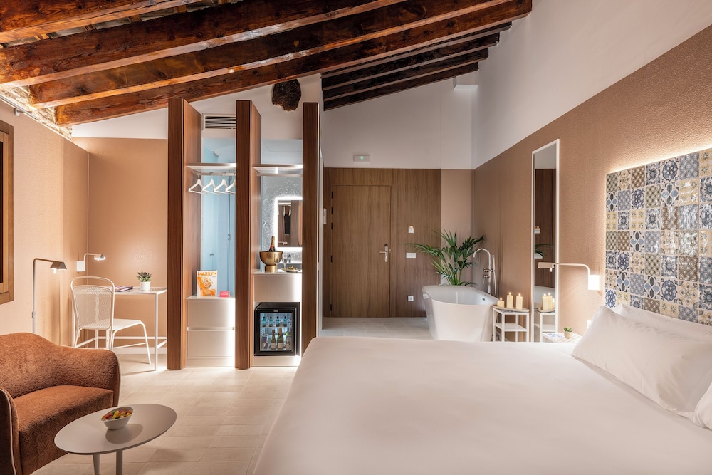 Junior Suite, City View