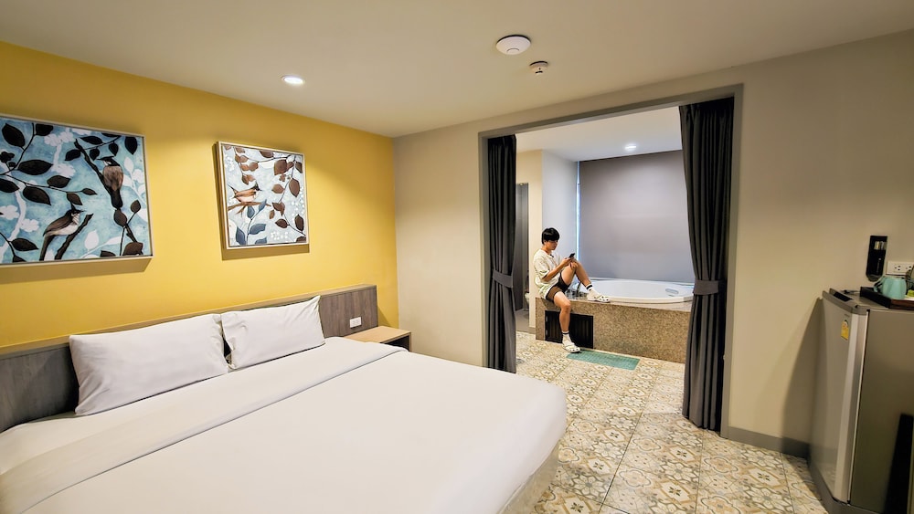 Superior Double Room, Bathtub