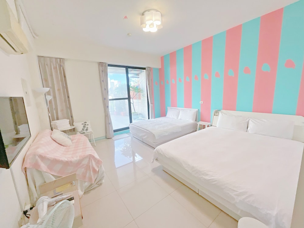 Deluxe Quadruple Room, Multiple Beds, Bathtub