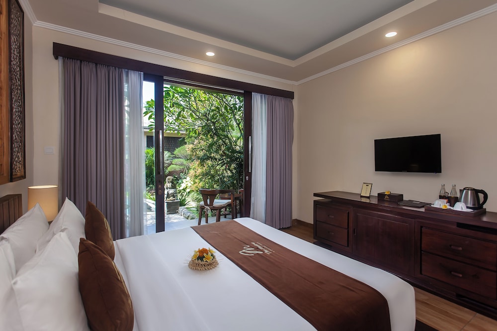 King Suite with Pool View - Photo 8
