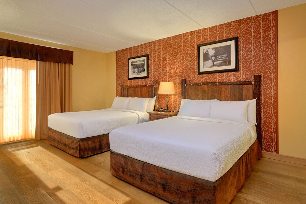Standard Room, 2 Queen Beds (Stream View) photo 3