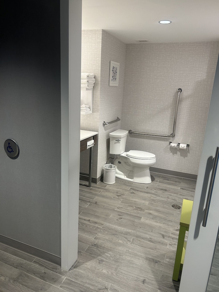 Room, 2 Queen Beds, Accessible, Non Smoking (Mobility/Hearing, Roll In Shower) - Photo 6