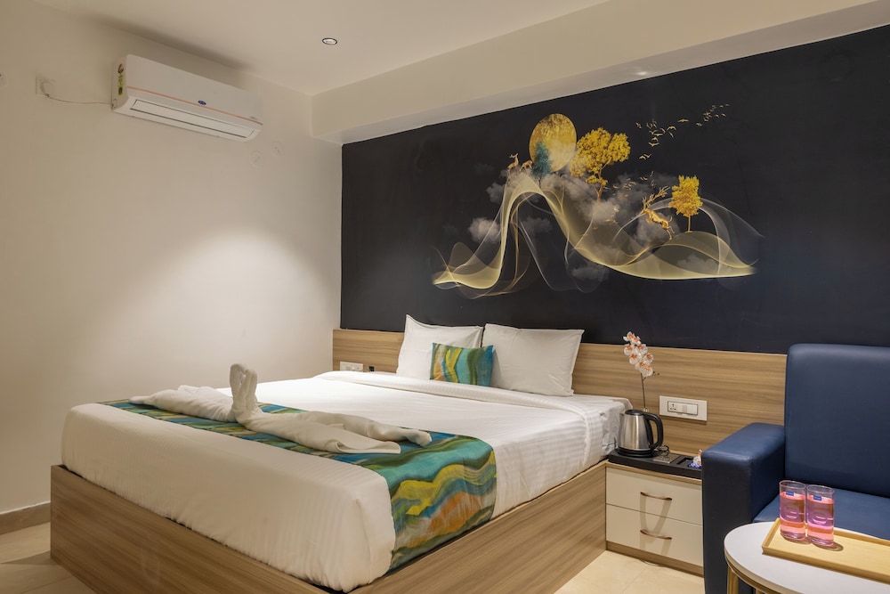 Deluxe Room, 1 King Bed, City View