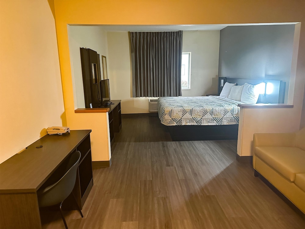 Deluxe Suite, 1 King Bed, Non Smoking, Refrigerator & Microwave - Photo 10
