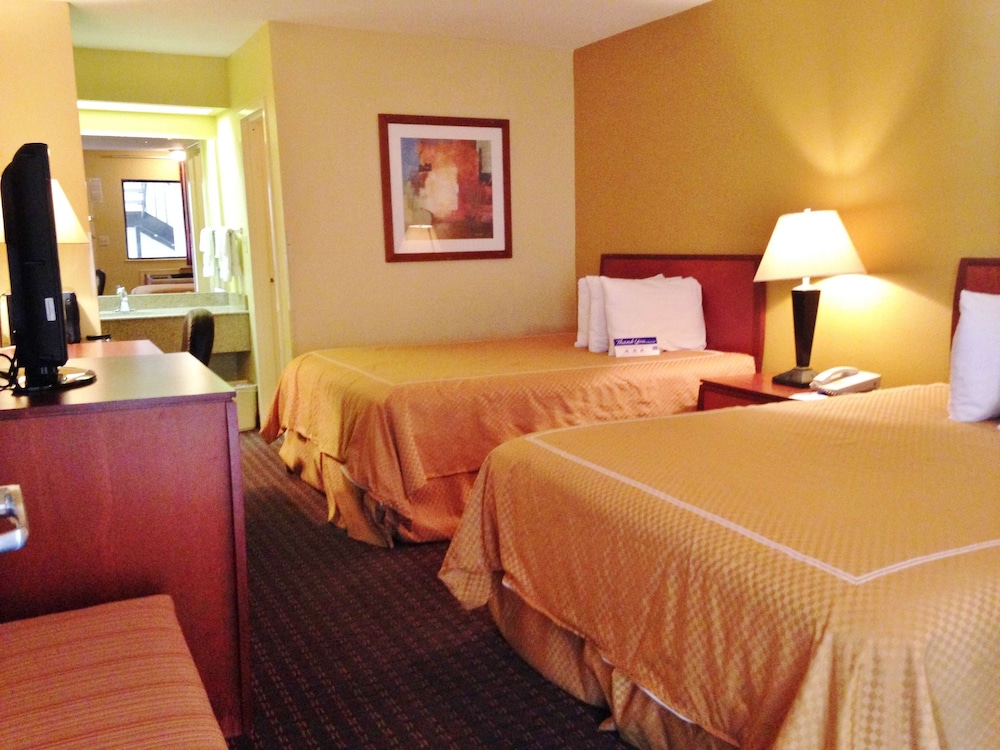 Suite, 2 Queen Beds, Smoking, Kitchen photo 2