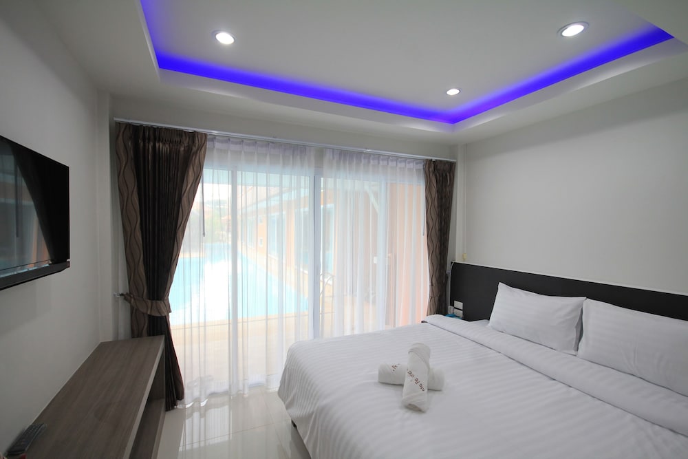 Superior Pool Access Double Bed photo 3