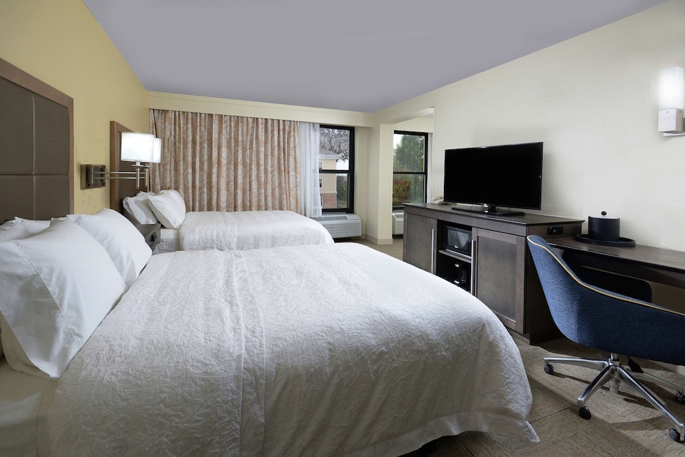 Room, 2 Queen Beds, Accessible (Roll-In Shower) - Photo 2
