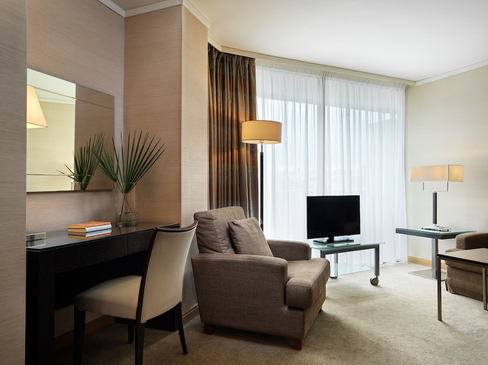 Executive Suite, 1 Bedroom, Non Smoking, Jetted Tub - Photo 2
