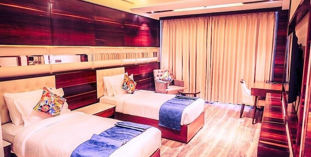 Premium Twin Room, 2 Bedrooms, Partial Ocean View photo 1
