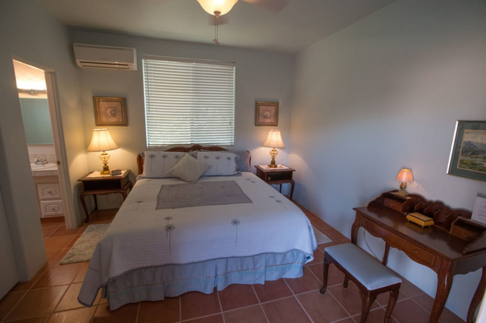 Mesquite Room With Shared Shower - No Smoking in Rooms or on Grounds photo 1