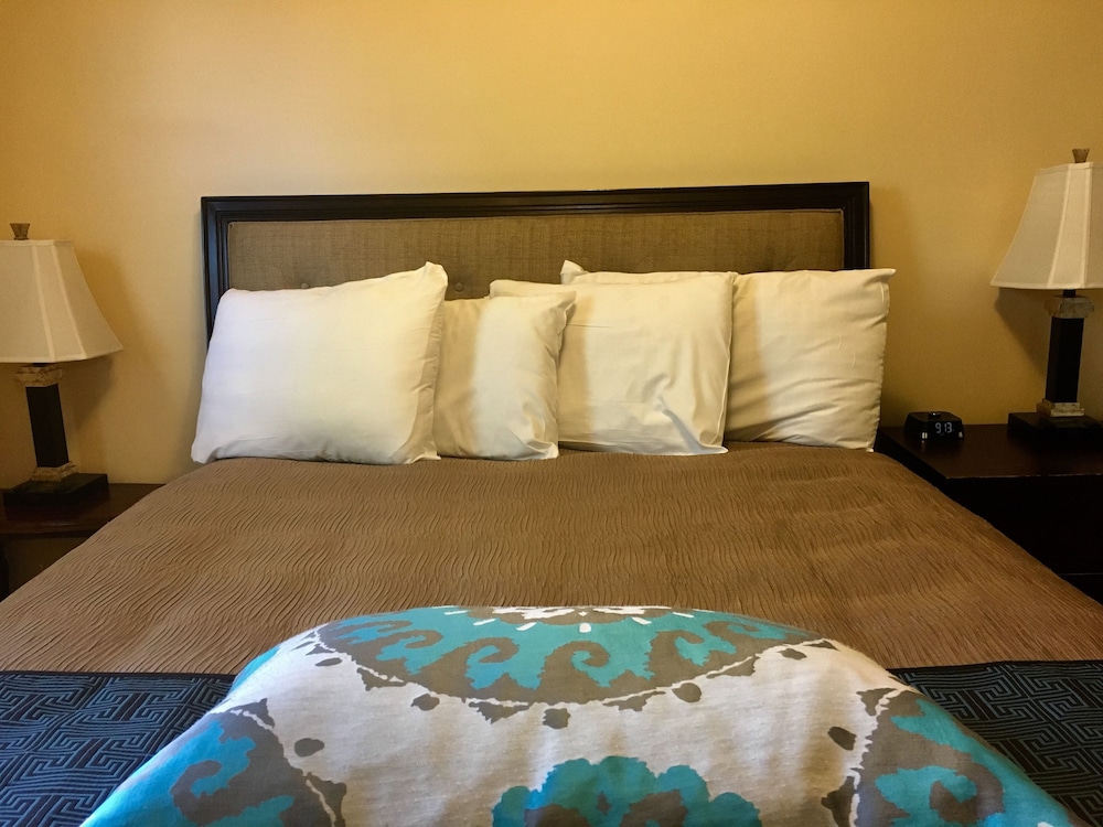 Honeymoon Suite, 1 Queen Bed, Pool Access, Courtyard View