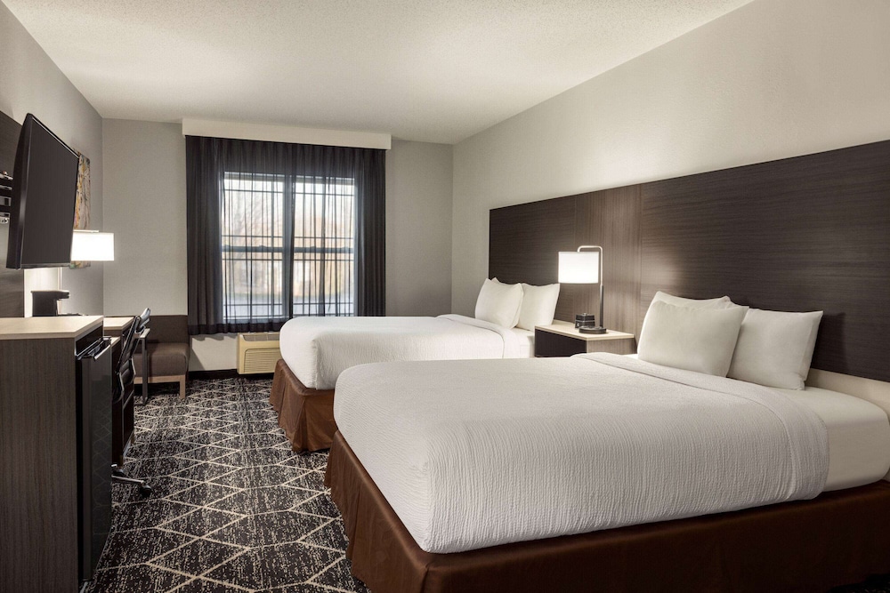 Room, 2 Queen Beds, Non Smoking (Mobility, Bathtub w/Grab Bars) - Photo 1