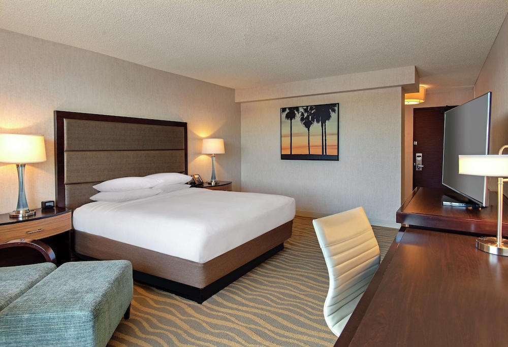 Room, 1 King Bed, Accessible, Non Smoking (Roll in Shower) - Photo 3