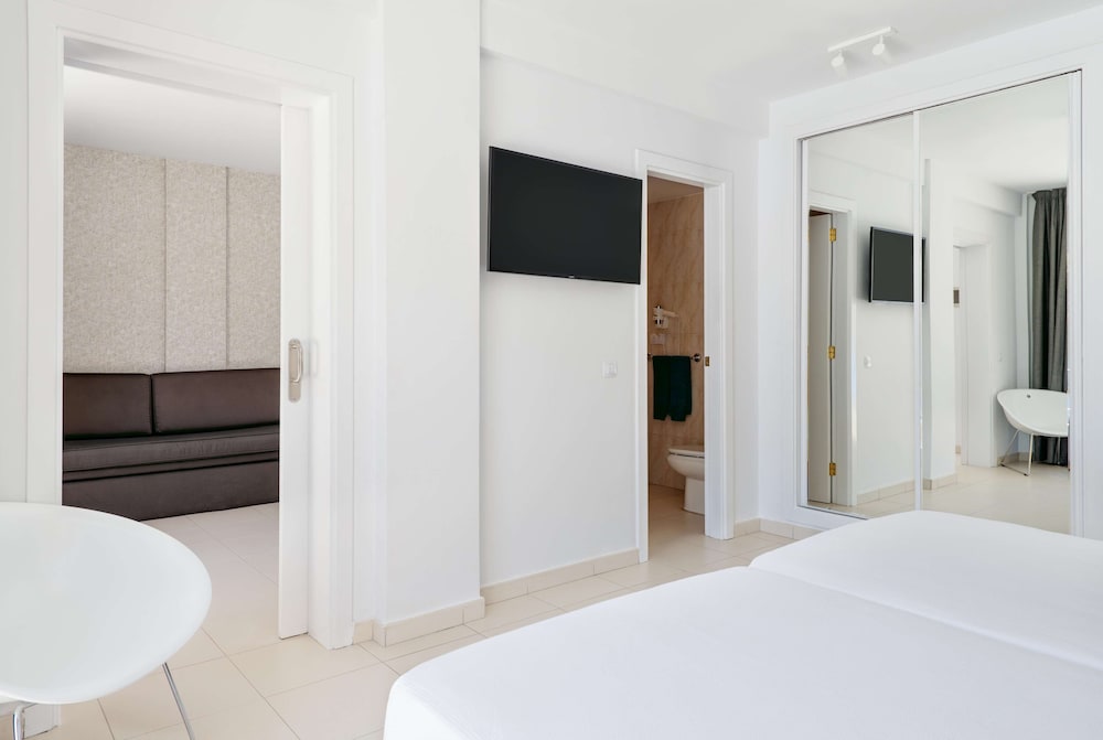 Family Room, Pool View (3 adults)