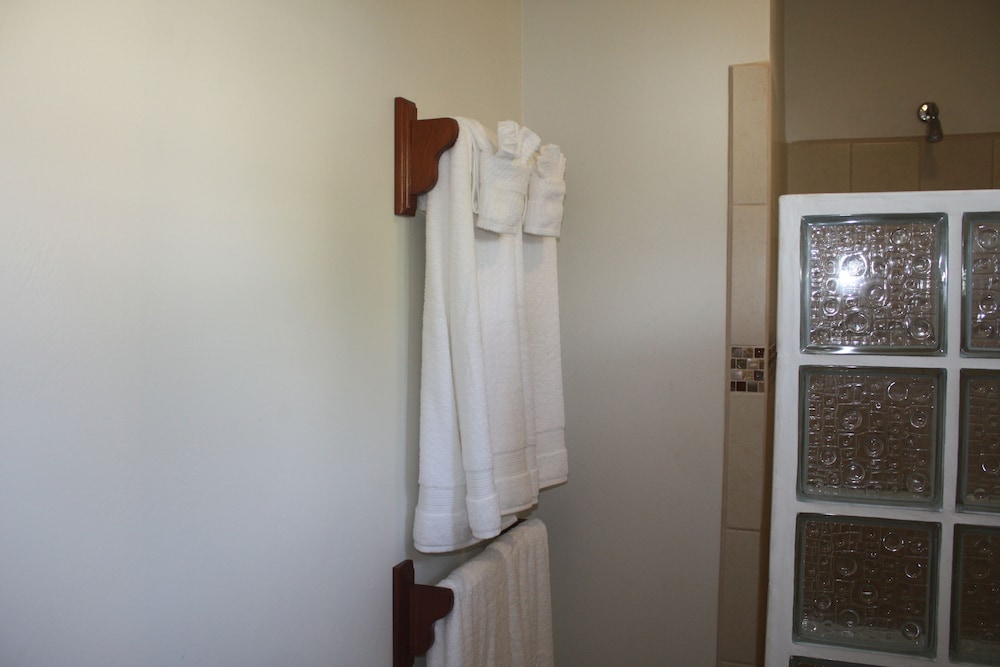 Honeymoon Suite, 1 King Bed, Pool View, Poolside (Parrot) photo 2
