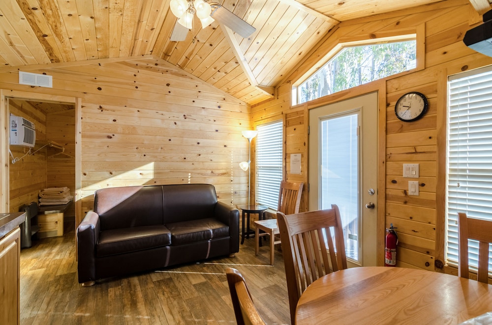 Cottage, 1 Bedroom (Rear Entry, Pets OK, Linens Available) photo 1