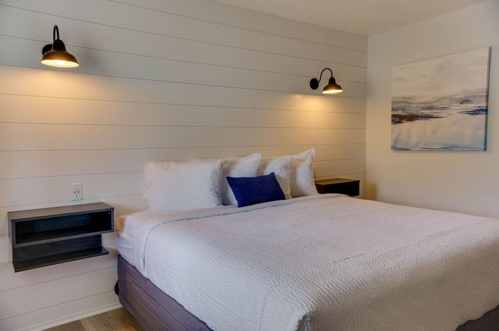 Standard Room, 1 King Bed - Photo 5