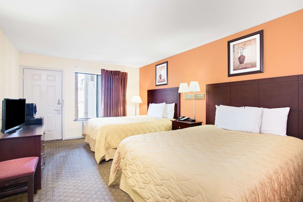 Room, 2 Queen Beds, Accessible, Non Smoking (Mobility/Roll-In Shower) - Photo 4