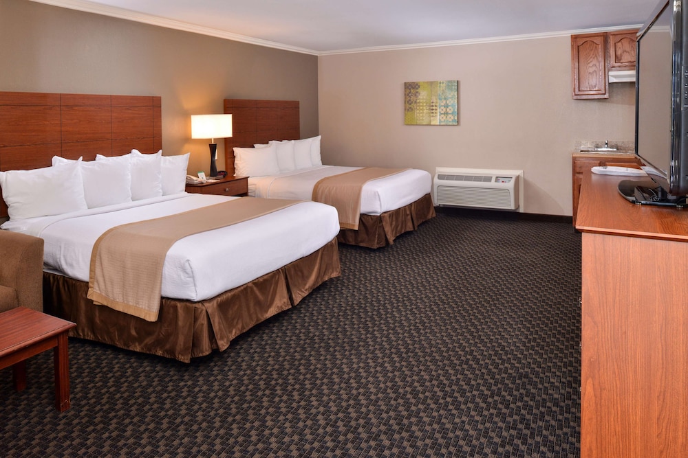 Suite, 2 Queen Beds, Non Smoking, Refrigerator & Microwave (Larger Room) - Photo 6