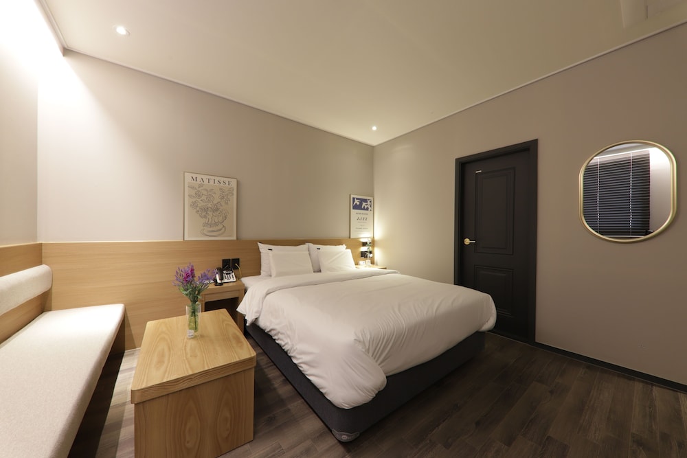 Deluxe Room, 1 King Bed (B) photo 3